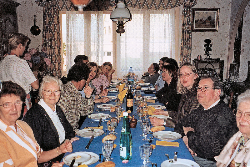 snoupi > Chez Rolande 2002 - à table from left to right - Rolande, Maman, Ivan, Christine, Erik, Yasmine, Tiphaine, Enora, Jessica, Catherine, Judy, Papa, and Germaine