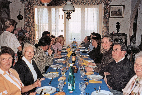 snoupi > Chez Rolande 2002 - à table from left to right - Rolande, Maman, Ivan, Christine, Erik, Yasmine, Tiphaine, Enora, Jessica, Catherine, Judy, Papa, and Germaine